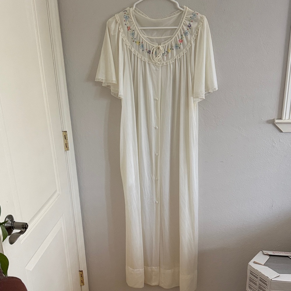 Vintage Women's Cream Sheer embroidered nightgown size M - Picture 2 of 8